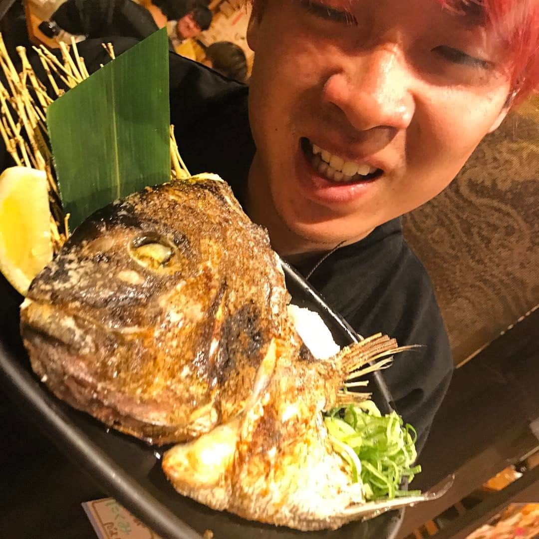 知床漁場明石桜町店のインスタグラム：「. タイのかま焼き！ . とってもおいしいです😊✌️🏽 カンパチのかま焼きもあるので 是非是非😳💕 . こちらもたくみくんオススメです！ . たくみくんおチョケさんで、いつも元気に営業頑張っております😉 . お客様と会話するのだいすきです！ . 知床漁場明石桜町店で お待ちしております😳💕 . #北海道#知床#漁場#知床漁場#鯛#カンパチ#かま焼き#居酒屋#大衆居酒屋#明石店#桜町店#明石桜町店#海鮮#元気#笑顔#お待ちしております」