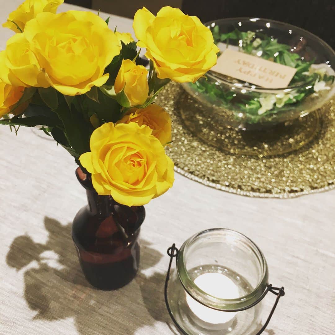 保田圭さんのインスタグラム写真 - (保田圭Instagram)「主人のお誕生日なのでお家でテーブルコーディネートしてお祝い♡♡♡39歳おめでとう(*^^*)#食空間コーディネート #誕生日 #詳しくは明日ブログに書きますね」3月16日 23時47分 - keiyasuda1206