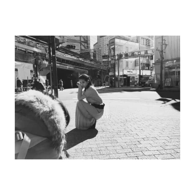 山崎紘菜さんのインスタグラム写真 - (山崎紘菜Instagram)「✍️ . 3月16日(本日発売) 雑誌「週刊文春」の原色美女図鑑 に載せて頂いています。 ぜひチェックしてください。」3月16日 17時15分 - hirona_yamazaki