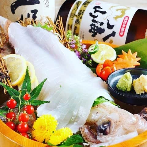 夜景 個室 菜華-梅田店-のインスタグラム：「美味しそうでしょ！？ 菜華では特大ヤリイカの姿造りをご用意しております！  #菜華 #梅田 #大阪駅前第3ビル  #北新地 #居酒屋 #夜景 #送別会 #歓迎会 #ヤリイカ  #お造り  #instagood」