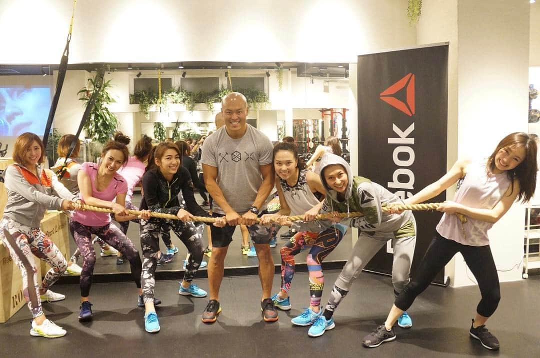 千紗れいなのインスタグラム：「💪team  nakano season2💪week 7🌴 . . 今日はNEWメニューの 綱引き🤣🤣🤣 . . 綱引きの女王が誕生しました🙏✨ @meri0821 . .  #TeamNAKANO #チーム中野 #NFF #reebok #リーボック #bemorehuman #人間をきわめろ #PersonalStudioGRACE #パーソナルスタジオグレイス #なかのメソッド  @personal.studio.grace @Reebok.jp」
