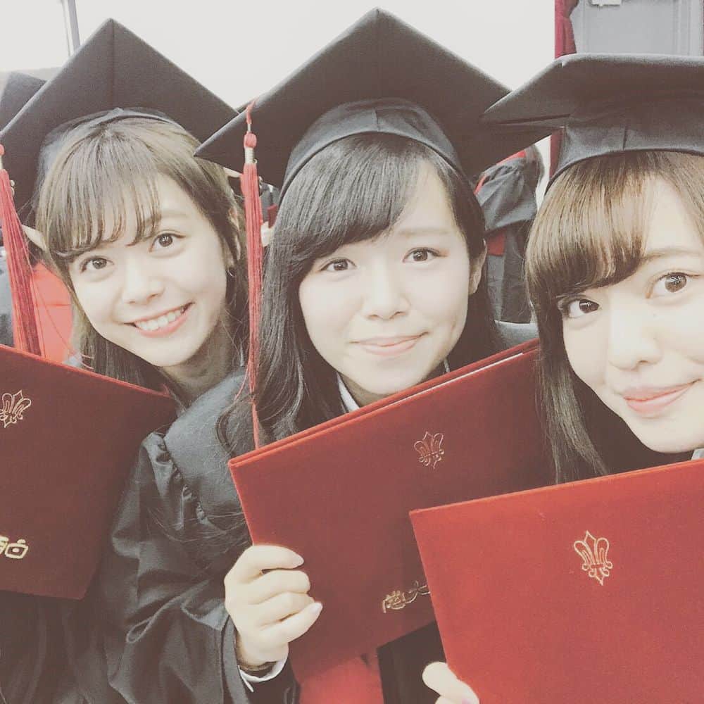 山崎春佳さんのインスタグラム写真 - (山崎春佳Instagram)「🎓🌸 . i graduated from shirayuri university on march 15 th. i'm so satisfied that i could get english teacher's certificate for junior high and high school! :)) thx for every one who supported me!! __ 2017年3月15日に白百合女子大学を卒業致しました。また、両親との約束であった中学と高校の英語の教員免許も無事に取得することができました。 両親をはじめとする周りの支えてくださった皆さま、本当にありがとうございました！ こんな出来損ないのわたしと仲良くしてくれた優しくて頼りになる友だちは一生の宝物です…♡！！ 一社会人としてもっと大人に、そして恩返しできるように一所懸命真面目に努めます。お恥ずかしいくらいまだまだ不束者ではございますがこれからもよろしくお願いいたします。 _ #me #friends #graduation #university #love #memory #白百合女子大学 #英語英文学科  #10年間の女子校生活 #卒業 #卒業式 #学位記授与式  #とりあえずメン #11人 #多すぎ #おもしろすぎ #だいすきすぎ #みんないい子 #自慢のお友達です」3月17日 1時10分 - haruka_yamazaki