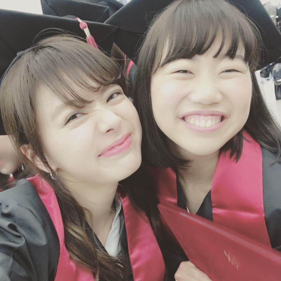 山崎春佳さんのインスタグラム写真 - (山崎春佳Instagram)「🎓🌸 . i graduated from shirayuri university on march 15 th. i'm so satisfied that i could get english teacher's certificate for junior high and high school! :)) thx for every one who supported me!! __ 2017年3月15日に白百合女子大学を卒業致しました。また、両親との約束であった中学と高校の英語の教員免許も無事に取得することができました。 両親をはじめとする周りの支えてくださった皆さま、本当にありがとうございました！ こんな出来損ないのわたしと仲良くしてくれた優しくて頼りになる友だちは一生の宝物です…♡！！ 一社会人としてもっと大人に、そして恩返しできるように一所懸命真面目に努めます。お恥ずかしいくらいまだまだ不束者ではございますがこれからもよろしくお願いいたします。 _ #me #friends #graduation #university #love #memory #白百合女子大学 #英語英文学科  #10年間の女子校生活 #卒業 #卒業式 #学位記授与式  #とりあえずメン #11人 #多すぎ #おもしろすぎ #だいすきすぎ #みんないい子 #自慢のお友達です」3月17日 1時10分 - haruka_yamazaki