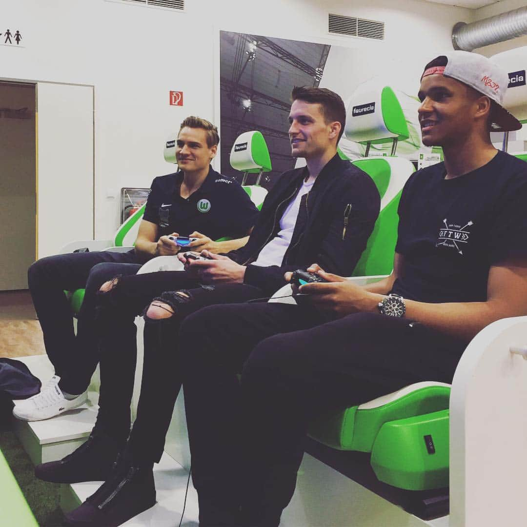 マリアン・ザーさんのインスタグラム写真 - (マリアン・ザーInstagram)「Kleine runde FIFA 👌🏾⚽️⚽️⚽️ @b.saltzer @sb_stolle」3月17日 3時05分 - madoujr