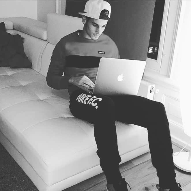 ヴァーツラフ・チェルニーのインスタグラム：「Morgen is het NAC-jong Ajax! Wij zijn erbij en jullie?😊❌❌❌❤️」