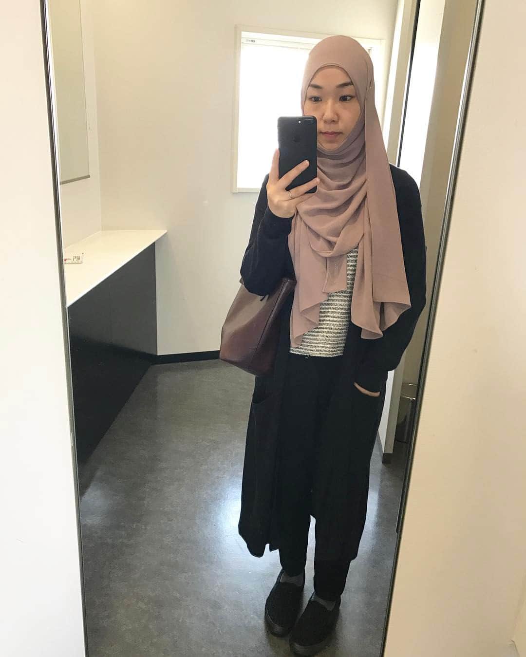 Risa Mizunoさんのインスタグラム写真 - (Risa MizunoInstagram)「Today's look for meeting with project team in 🗼🇯🇵 When I shared this photo on my Insta story, a sister asked is it ok to go around Tokyo with Hijab or not. My answer is definitely no problem! So far I didn't encounter any negative experience in the city while walking on the street or taking public transportation. Alhamdulillah! Hope you will be fine too 😉Inshallah✨ My hijab @inayahc other items @beautyandyouth_official  #japanesemuslim #islam #muslim #muslimah #japanese #japan #tokyo #malaysia #muslimahtokyo #jepun #tudung #hijab #tokyocamii #日本人ムスリム #日本 #日本人 #東京 #ヒジャーブ#イスラーム #ムスリム #マレーシア #国際結婚」3月17日 18時19分 - muslimahtokyo