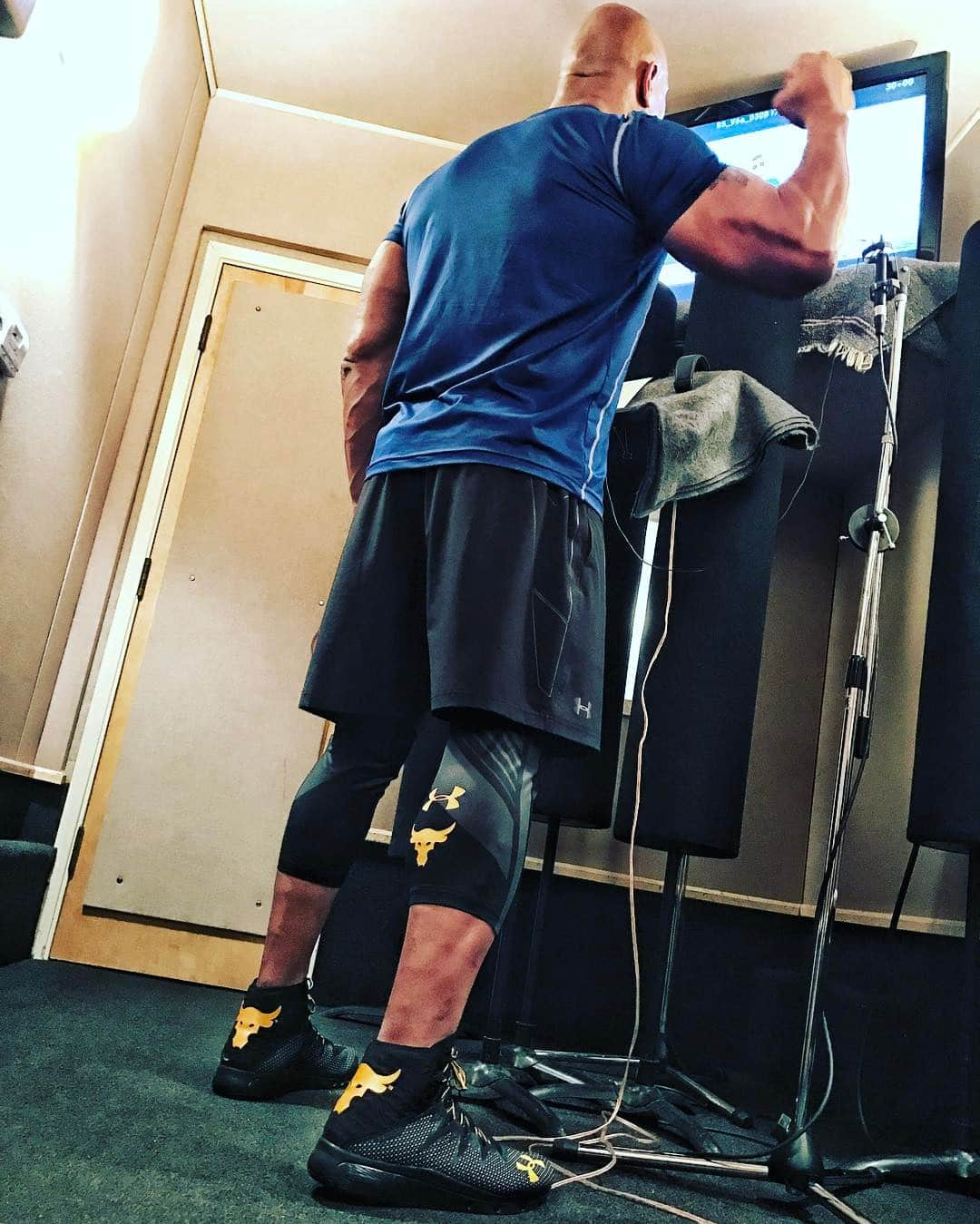 ドウェイン・ジョンソンさんのインスタグラム写真 - (ドウェイン・ジョンソンInstagram)「After training and before heading to set to shoot #Ballers, we're puttin' the final voice overs in for #BAYWATCH.  Big THANK YOU to our Paramount Studios crew for bringing this mobile trailer to me to knock these lines out. Tremendous team effort to get things done when I literally have every minute of the day accounted for.  And yup, peep my brand new Under Armour #RockDelta's on my feet that'll drop next month for you. Cold and hot at the same time.  Thanks again team. Git 'er done.  #RunninAndGunnin #VOs #BAYWATCH」3月17日 10時14分 - therock