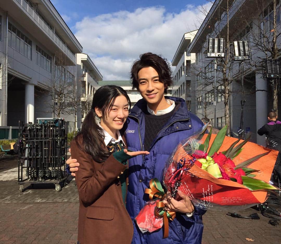 のインスタグラム：「‪#ひるなかアルバム‬ ‪今日の1枚はこちら☝️ ‪「ついにクランクアップ！(この日は雪が降ったんです)」 by #三浦翔平‬ ‪明日は大女優 #白濱ラン子 様です📸‬ ‪#ひるなかの流星 #3月24日公開‬ ‪#永野芽郁 ‬」