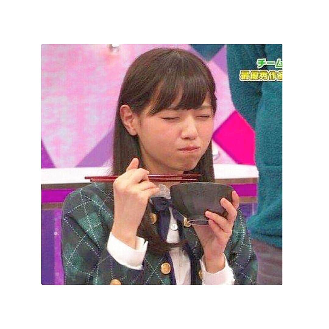 乃木坂46 のぎのぎのインスタグラム：「⊿⊿⊿ 今日のお昼休み癒しタイムは もぐもぐなぁちゃん☺️ 耳出してもぐもぐしてもう最強です😇 美味しいものしっかり食べて 午後からも頑張っていきましょう😋 今日は金曜日、あと少し！ Mステを楽しみにあと少し乗り切りましょ〜 . いつもお昼休み癒しタイムって言ってるけど 皆さんのお昼休みにタイミング合ってるのかな？ #乃木坂46#nogizaka46 #西野七瀬#なぁちゃん#ななせまる #アイドル#モデル#可愛い#笑顔#女優 #idol#model#kawaii#cute#girl#smile #japan#japanese#japanesegirl #20170317」