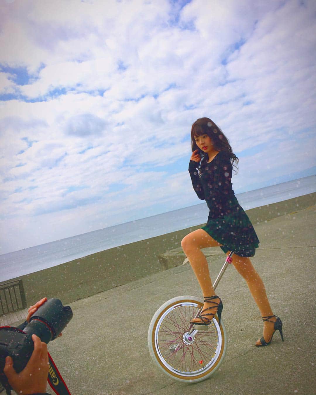 のインスタグラム：「茅ヶ崎の海〜〜🏖 #撮影 #セクシーだしょ #ピンヒールで足長効果 #一輪車 #ミニスカ #衣装可愛い #shooting #unicycle #highheels #sexy  #beach #miniskirt #wasfun」