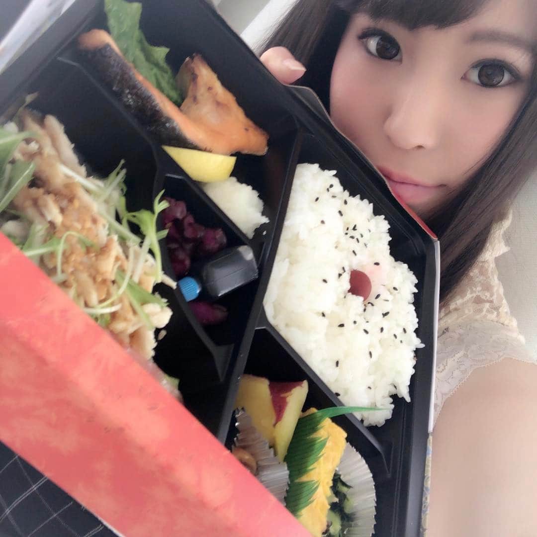 真島かおるのインスタグラム：「今日のお昼ご飯♡ #お弁当 #撮影現場」