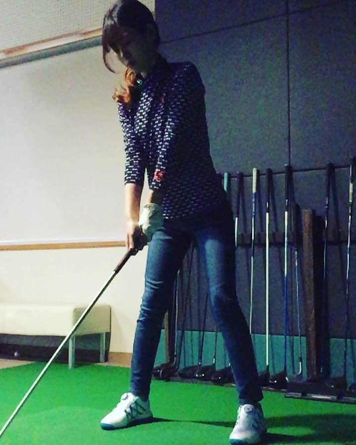 竹村真琴のインスタグラム：「練習中 #indoor #golf #ゴルフスイング #ゴルフ #スイング #スローモーション」