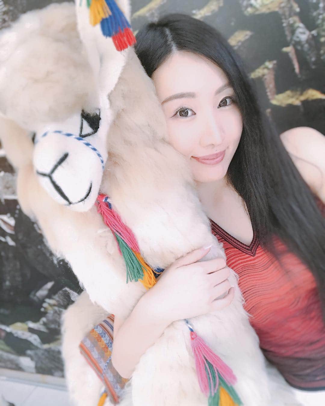 のインスタグラム：「ただいま南米にいるよ😉🇵🇪🇵🇪🇵🇪【trip !! 南米〜ペルー、ボリビア〜ナスカ.マチュピチュ.ウユニ】  みなさんこんにちは〜♪最長記録のフライトを経て、3日前から南米に来ています！  気になる治安のレポートや、南米旅行のコツなども書いていきますね！  南米は20〜24時間はかかる、とっても遠い場所なのです！  まずは、ペルーに入り、ナスカ、リマ、クスコを見終わりました！楽しく過ごしています(*^_^*) フライトの長さがとてもハードだったり、ペルーの一部やマチュピチュやウユニは、標高が高いことから高山病のリスクも高く、  フライトの長さは旅慣れてる人ならば乗り越えられます！（笑）慣れてない人にはやはりハードルが高いんじゃないかなぁと思います。 …続きはfacebookで！ #peru #machupicchu #southAmerica #rima #cusco #traveler #trip #nazuka #naska #girl #selphy #selfie #me #alpaca #missoni #fashionlover #南米 #ペルー #マチュピチュ #ナスカ #リマ #旅行 #トラベラー #旅女 #南米周遊 #アルパカ #ミッソーニ #レッド #旅レポ」