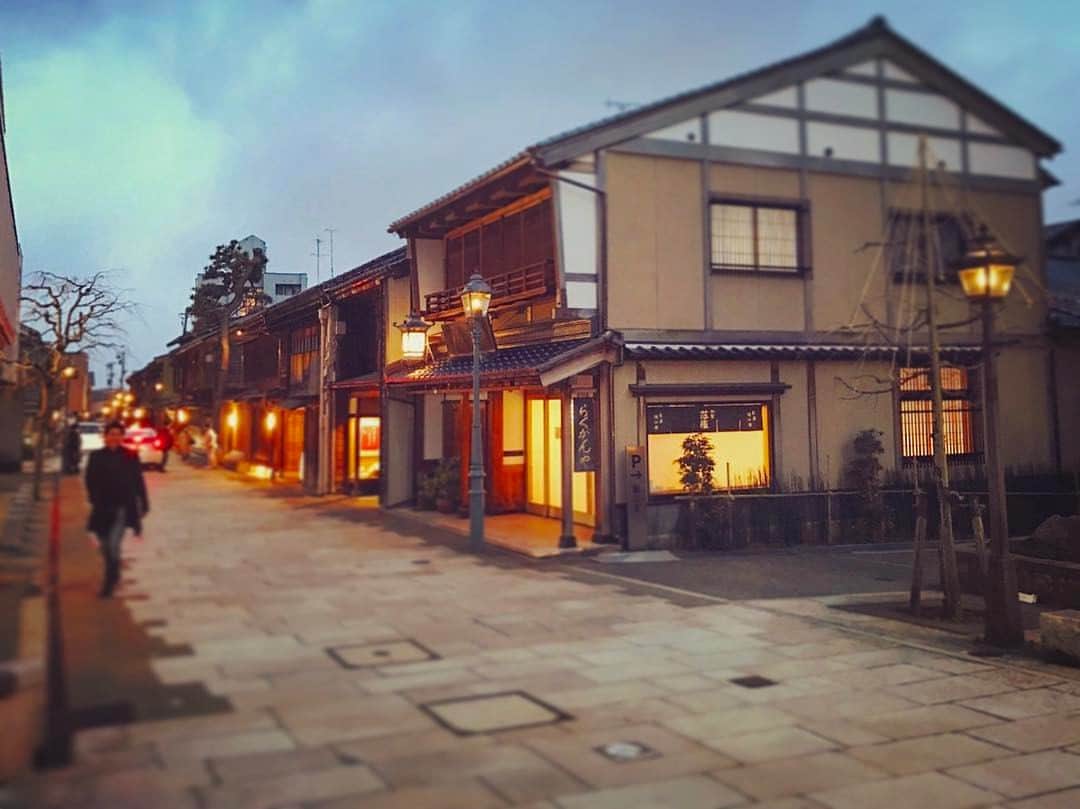 吉田愛璃のインスタグラム：「ひがし茶屋街は人気だけど【西茶屋街】も素敵だったよ🙈✨ ひがし茶屋街より小さいけど、お洒落で雰囲気抜群な飲み屋さんが多かったから、ココは夜に軽く飲みに行くのがオススメかも🍶  #西茶屋街 #石川県金沢市」