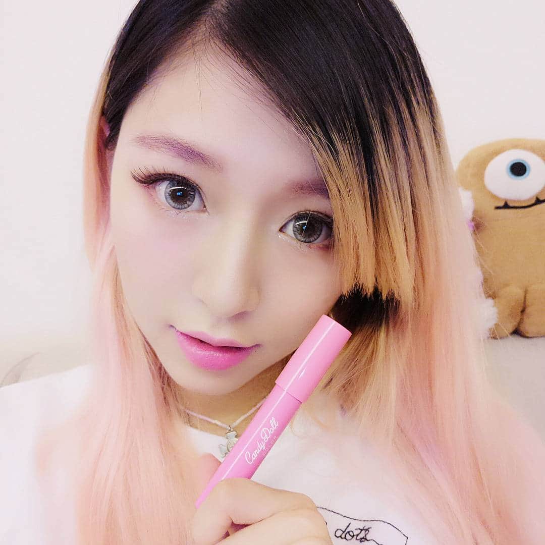 Eva Cheung☆さんのインスタグラム写真 - (Eva Cheung☆Instagram)「感覺這輩子都没見過這麽多黑頭髮！特此留念😂 女人就是這樣，有新的化妝品用當然用新的！這個妝都是用 Candy Doll 系列，首推這枝蠟筆唇膏（color:Pure Pink）很滋潤！很上色又自然💄！ #Candydoll #莎莎日本藥妝 @candydoll_hk」3月17日 21時10分 - eva_pinkland