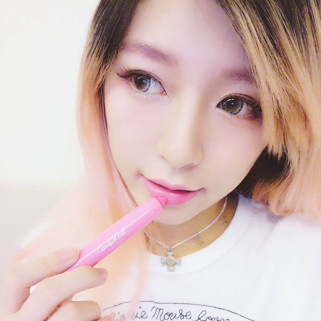 Eva Cheung☆さんのインスタグラム写真 - (Eva Cheung☆Instagram)「感覺這輩子都没見過這麽多黑頭髮！特此留念😂 女人就是這樣，有新的化妝品用當然用新的！這個妝都是用 Candy Doll 系列，首推這枝蠟筆唇膏（color:Pure Pink）很滋潤！很上色又自然💄！ #Candydoll #莎莎日本藥妝 @candydoll_hk」3月17日 21時10分 - eva_pinkland