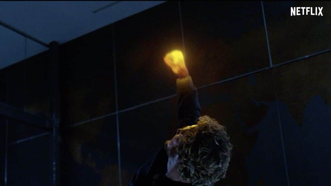 ジェシカ・ストループのインスタグラム：「It's Friday and the FIST is here!!!! @marvelironfist @finnjones @jhenwick @tommypelphrey @rosariodawson」