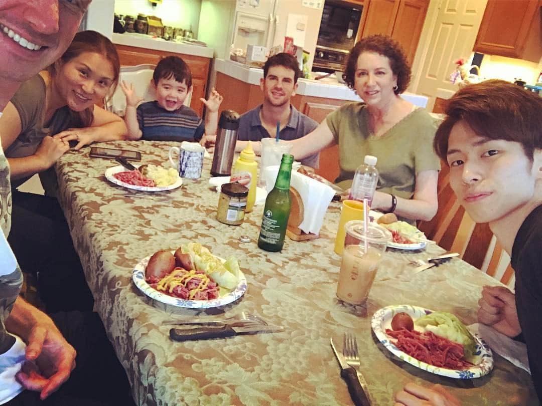 梶田健登のインスタグラム：「st. patricks day みんなで集まってご飯d(￣ ￣) 2週間お世話になりました。」