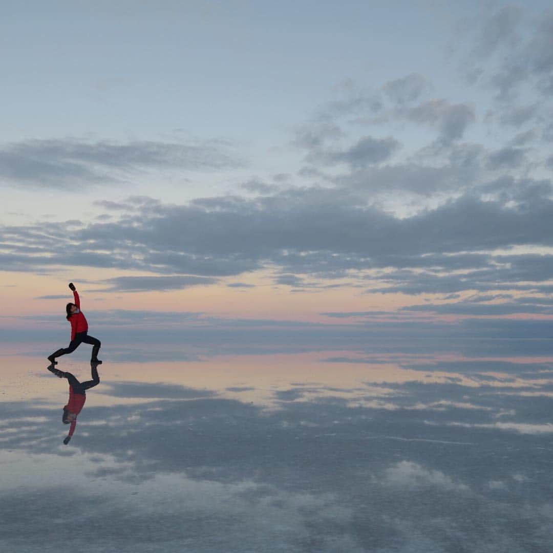 久保田智子のインスタグラム：「I am in #salardeuyuni #uyuni #ウユニ #ウユニ塩湖 Such a beautiful #reflection for #morningyoga #絶景ヨガ #nofilter #加工なし #bolivia #ボリビア #トラベルヨガ #ウユニの朝」