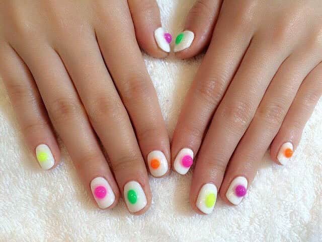 beautのインスタグラム：「【@nailpic.beautより】 白のワンカラーに、カラフルなグミのようなモチーフをのせて。 お洒落でポップな雰囲気ですね。 【プロフィールのURLより最新情報をゲット♡】 #nailpic ・ ・ ・ #nail #naildesign #nails #nailswag #nailart #ネイル #ネイルデザイン #ネイルアート #ネイルサロン #ネイルケア #ネイルピック #ネイルカラー #ネイル検定 #ネイルモデル #ネイルスクール #instafashion #like4like #fashion #coordinate #colorful #japan #japanshop #原宿ネイル #相互フォロー #ootd #fashiongram #fashionista」