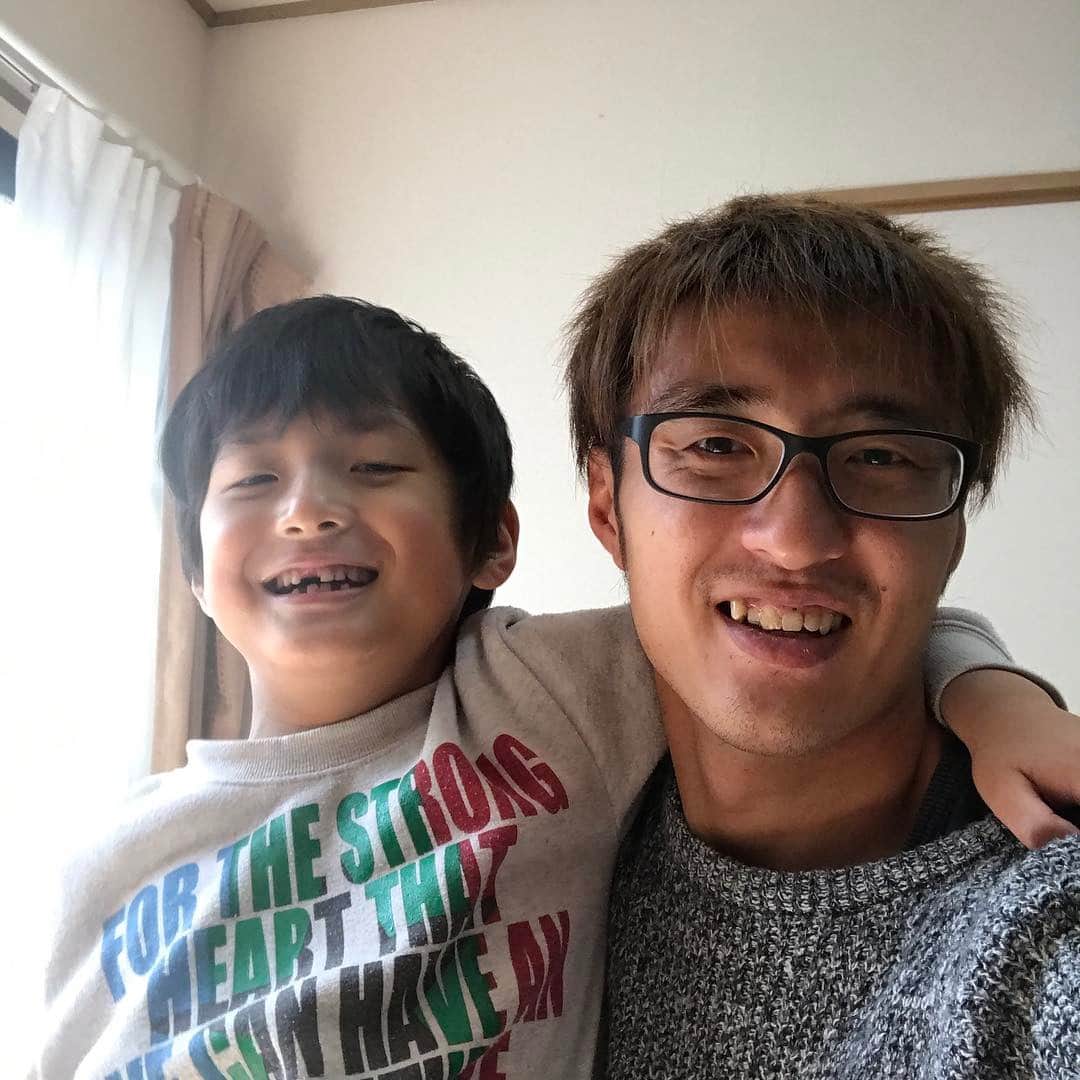 永里源気のインスタグラム：「5日間だけ日本帰ってましたー(^^) 子供たちもすごく喜んでくれて良かった😭😭 3ヶ月だけでもみんな成長しててパパびっくりです！ #Family #家族 #息子 #歯抜け #smile #イケメン #親バカ」