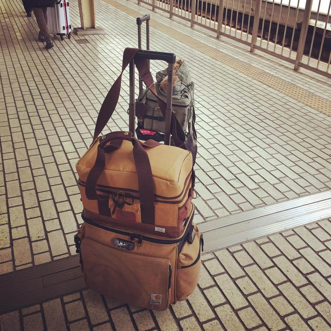 MUROさんのインスタグラム写真 - (MUROInstagram)「東京駅のホームで、今夜ご一緒させて頂く辰緒さんとバッタリ出会ってビックリ！！ #20170318#東京駅で #ばったり遭遇  #須永辰緒 #レコードバッグ」3月18日 13時33分 - dj_muro