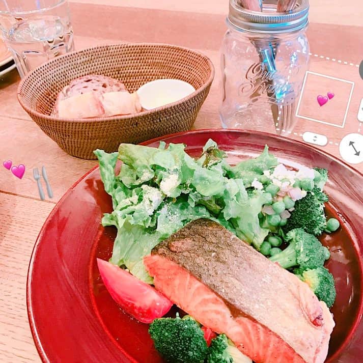 蒼川愛さんのインスタグラム写真 - (蒼川愛Instagram)「時間なくって適当に入ったお店が美味しかった😋🍴(前にもあったこれ) . ブロッコリーわちゃわちゃ . . #lunch#salmon#salad#bread#citybakery#phote#photegram#instafood#l4l」3月18日 13時57分 - tougarashi_suki