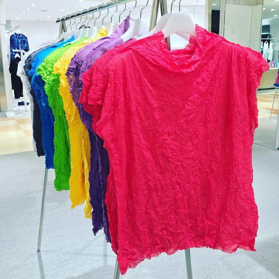 吉祥寺PARCOのインスタグラム：「me ISSEY MIYAKE リミテッドアイテムが！吉祥寺店と二子玉川店限定らしいです^ ^ 縫い目がなく、メレンゲのような着心地。しかもすごく、小さくなるので旅行にとっても便利！ #吉祥寺パルコ  #ミーイッセイミヤケ #プリーツ #9.720円 #3/20までPARCOカードメンバーズセールなのでお買い得に^ ^」