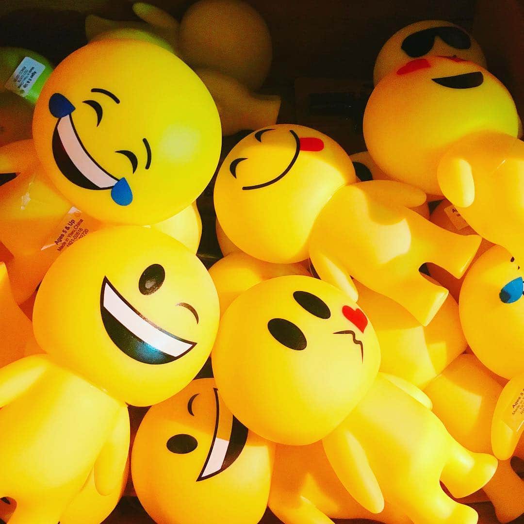 鈴木あやさんのインスタグラム写真 - (鈴木あやInstagram)「😂😘😋😍😎 #hawaii #trip #travel #kaomoji #happy #love #smile #yellow #이모티콘 #귀여운 #ハワイ #旅行 #絶賛時差ボケ中 #😪」3月19日 6時30分 - techitechiaya