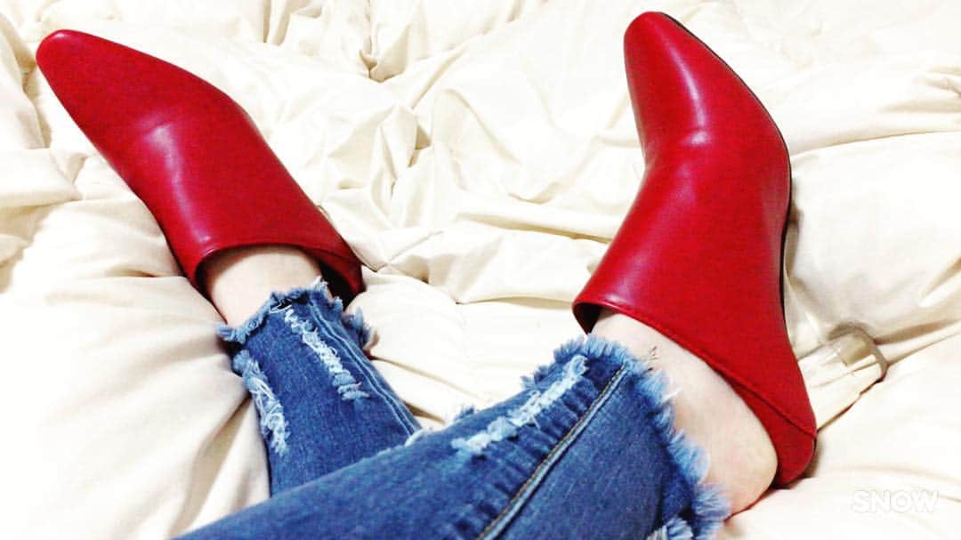 速水ライリのインスタグラム：「この足元好きー😍👠 フリンジのデニムにレッド🔴🔴 今日は浮腫みたくないから楽チンな お靴〜〜🌷🎶 基本ヒール高めばっかり履くから これでも全然低い方。。🤓✌🏻️ 身長が本当にほしい。。。🙏🏽 #身長下さい#毎年#サンタに#お願いしてる」