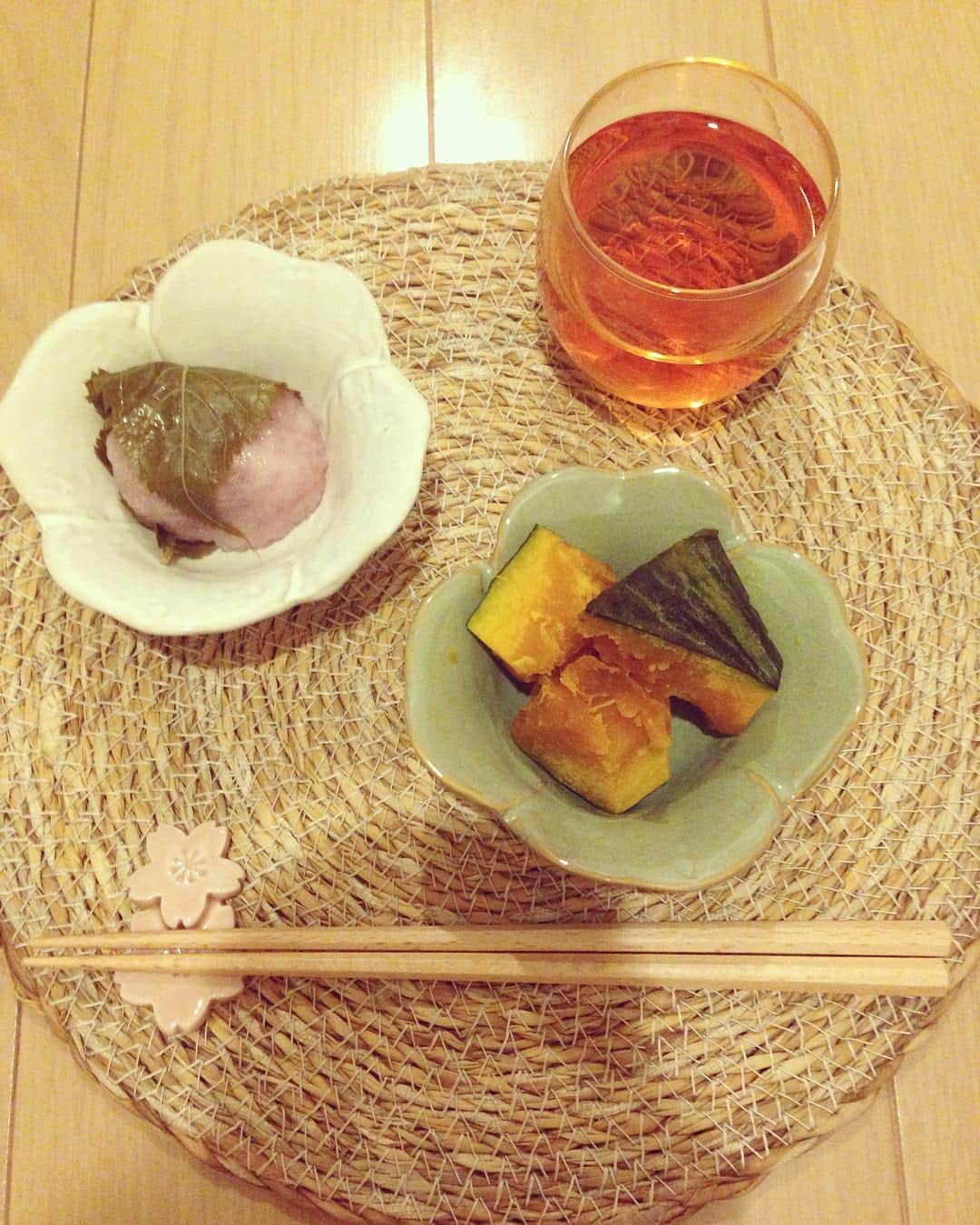 鳥居千春のインスタグラム：「かぼちゃがどうしても食べたくて🎃  夕飯後にコトコト煮ました😊 お土産の桜餅もしっかり頂きました😋 春らしい食器達がお気に入り😍#cook#cooking#instafood#foodstagram#food#sweets#春」