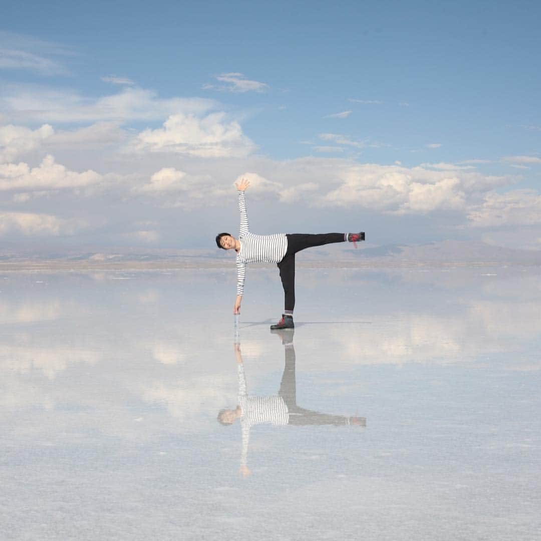 久保田智子のインスタグラム：「#uyuni #salardeuyuni #bolivia #reflection #nofilter #ウユニ #トラベルヨガ #絶景ヨガ #ウユニ塩湖 #加工なし #ウユニの昼」