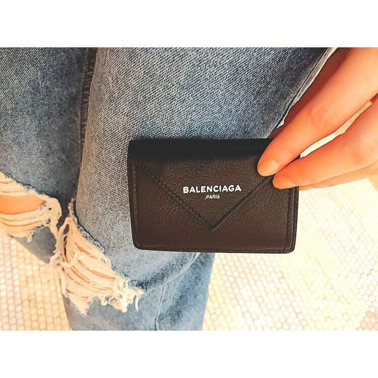 佐々木希さんのインスタグラム写真 - (佐々木希Instagram)「BALENCIAGAの財布。 小さな財布が欲しくて探していたら 一目惚れして購入😊 凄く小さいのにお札も入るし、 お手紙の様なデザインにきゅん。  #BALENCIAGA#財布」3月19日 11時41分 - nozomisasaki_official