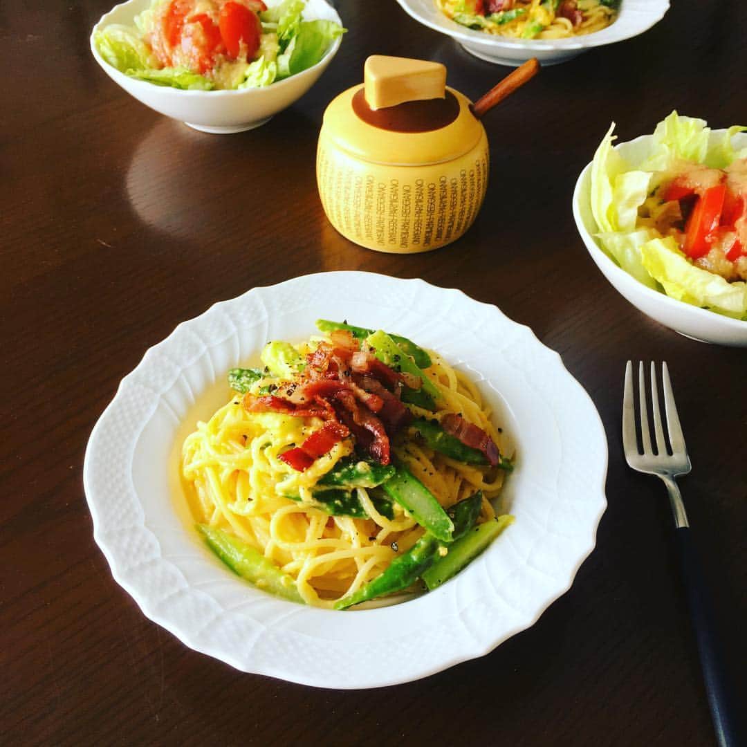 志摩有子さんのインスタグラム写真 - (志摩有子Instagram)「食器棚の整理をしていたら、ずいぶん前にイタリア出張で買って来た粉チーズ入れを発見。テーブルに並べたくて、お昼はカルボナーラ。グリーンアスパラも投入して春仕様に。 #カルボナーラ #グリーンアスパラ #パルミジャーノ  #パルミジャーノレッジャーノ  #ベッキオホワイト」3月19日 13時39分 - ariko418