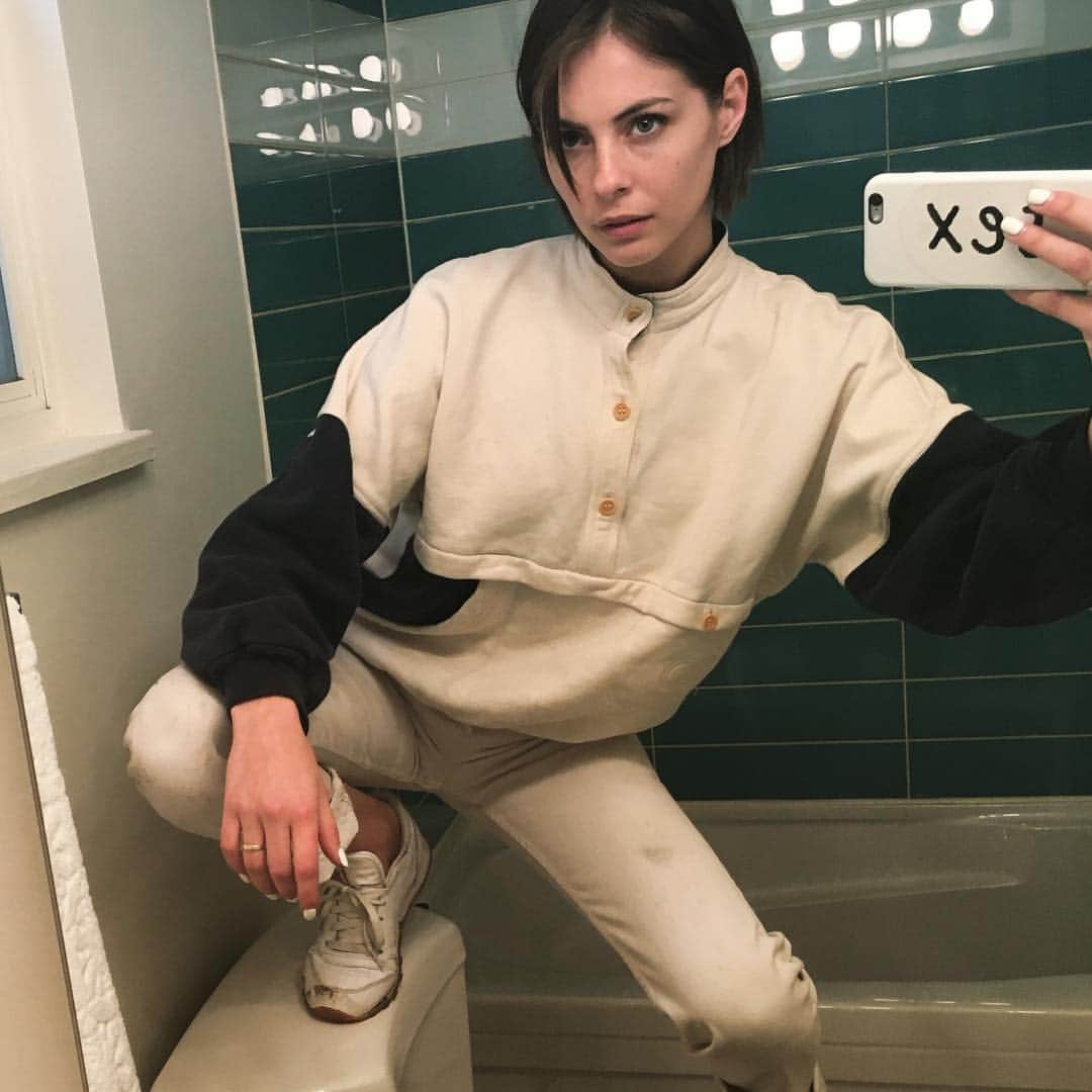 ウィラ・ホランドのインスタグラム：「💩」