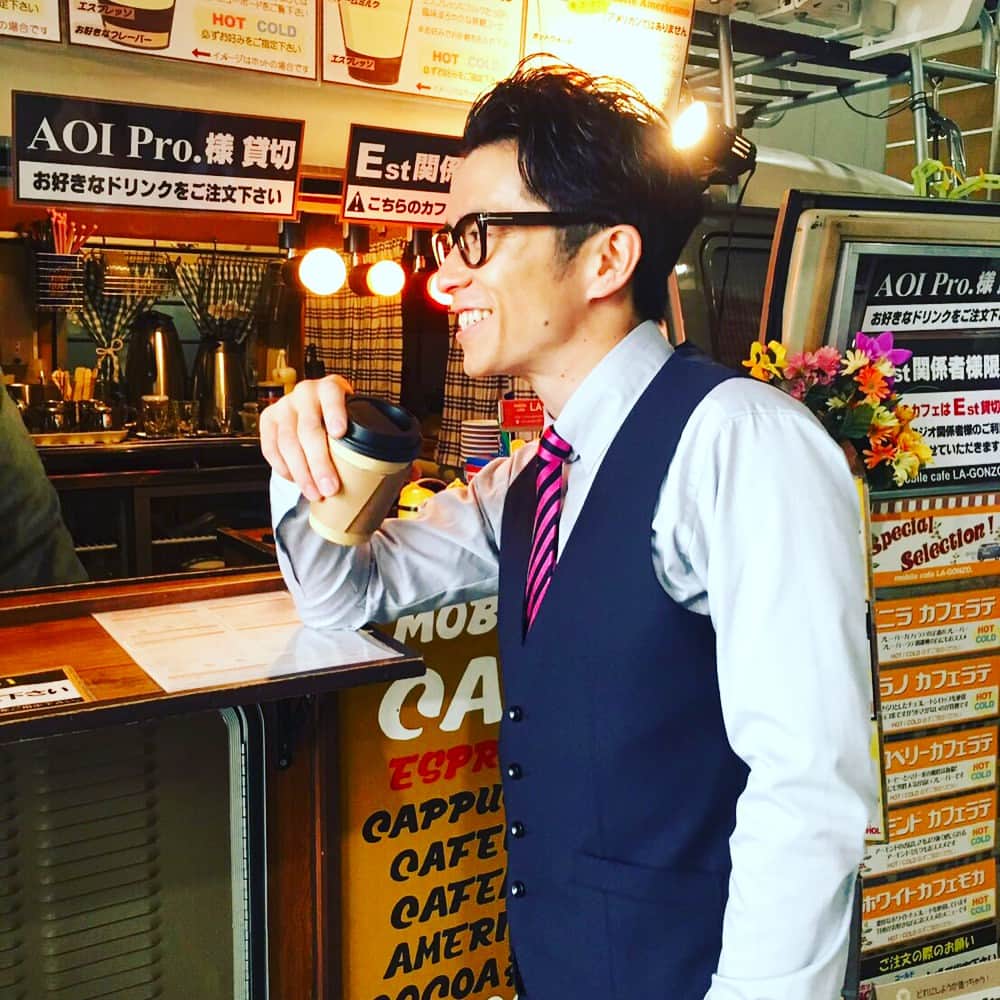藤森慎吾さんのインスタグラム写真 - (藤森慎吾Instagram)「今日はオフです。 チャラ男お気に入りのコーヒー屋さん。 プライベートは実はフォーマルなんです。 週に2度は来ちゃう。 当然、マスターとも仲良しでコーヒーを飲みながら他愛も無い話で盛り上がっちゃってまぁーす！  みたいなのって憧れるよね。  #いや仕事ですよ #マスター初対面です #普段スーツ着ないすよ #撮影現場に出張のコーヒー屋さん来てるってすごいね  #偽常連感 #LAGONZO #美味しかったです」3月19日 14時44分 - fujimori_shingo0317