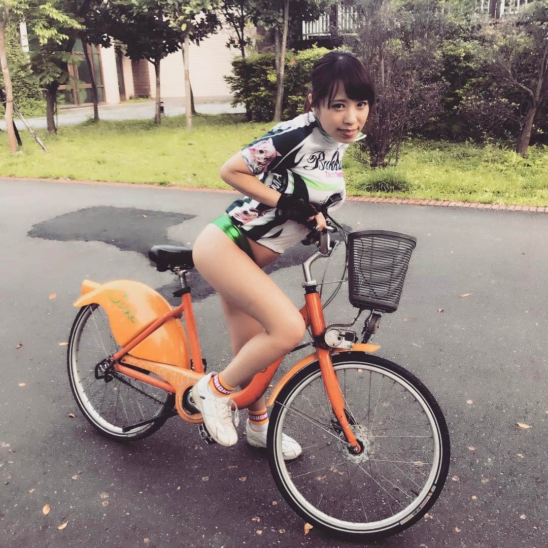河西あみさんのインスタグラム写真 - (河西あみInstagram)「台湾の自転車乗りの皆さん用に？撮影しましたよ。何故かママチャリ🙂 おっぱいもお尻も出てて困惑🤗❤ たのしかった！！謝謝！！！！ #花博公園 #台湾  #奥視TV #河西亞美」4月17日 19時19分 - ami_kasai_japan