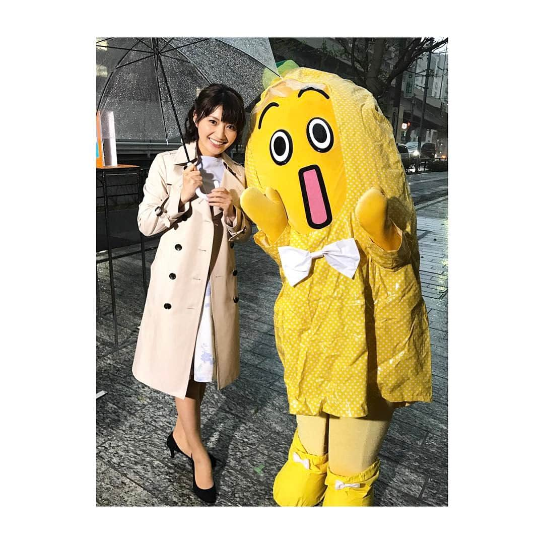 久保井朝美さんのインスタグラム写真 - (久保井朝美Instagram)「📺 雨や風が強まる中、 ナナナと天気をお伝えしました☔️ ． レインコート姿のナナナは、 とてもレアだそうです(OvO)🍌 ． 関東は、明日の朝にかけて雨☂️ 沿岸部を中心に 非常に強い風が吹くおそれがあります⚠️ 気をつけてくださいね(>_<) ． ちなみに！ ナナナの足元を見ると、 ちゃんとレインシューズも履いています🍌 ． #テレビ東京 #ナナナ #レインコート #カッパ #rainwear #ゆうがたサテライト #ゆうサテ #お天気コーナー #お天気キャスター #久保井朝美 #気象予報士 #weather #weathercaster #rainyday #春の嵐 #ヘアスタイル #ボブ #ボブアレンジ #ハーフアップ #衣装 #トレンチコート」4月17日 19時29分 - asami_k920