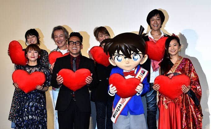 倉木麻衣のインスタグラム：「☆名探偵コナン☆ お陰様で⭐︎⠀⠀⠀⠀ 今日は劇場版『名探偵コナン から紅の恋歌（ラブレター）』 初日舞台挨拶で、⠀⠀⠀⠀⠀⠀⠀⠀ ご挨拶と共に渡月橋〜君 想う〜とTime after Time〜花舞う街で〜♪を歌わせて頂きました。 みなさんがペンライトを持ち左右に揺らして下さり、から紅色に染まり、とても綺麗で癒されました(*^^*) ⠀⠀⠀⠀ 沢山のコナン愛に溢れた初日舞台挨拶となりました♡⠀⠀⠀⠀ ⠀⠀⠀⠀ ⠀⠀⠀⠀ “名探偵コナン から紅の恋歌(ラブレター)” 今日から一般公開されました！！！！！ 映画館でスリルと切ない思いや、京都の素晴らしい風景と伝統を感じるストーリーを是非！堪能してみてください！ そして(*^^*)楽曲”渡月橋〜君想ふ〜”も是非、映像と共に楽しんで頂けたら嬉しいです。 ⠀⠀⠀⠀⠀⠀⠀⠀ 和葉ちゃんの平次くんへの一筋の熱い思いにより、不可能を可能に変えていくメッセージにも勇気を頂けます！ 🤓 真実は いつも ひとつ☝️ Love & Movie🍁 by Mai.K☆★」