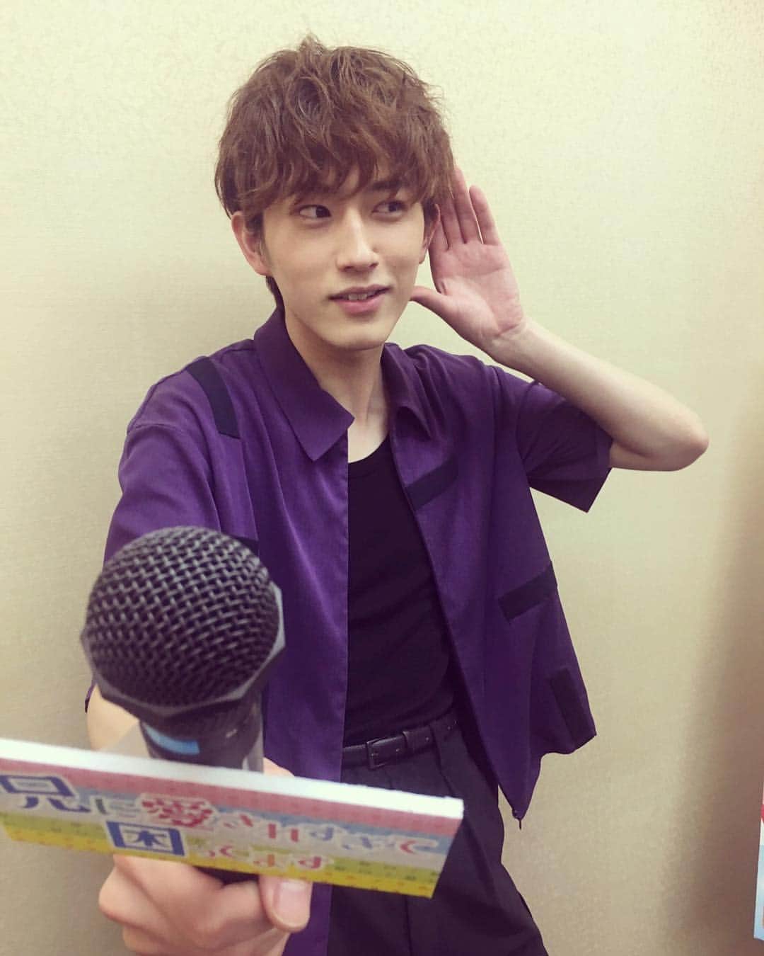 兄に愛されすぎて困ってますのインスタグラム：「＼本日取材日でした✨！／ 芹川国光役、杉野遥亮さんの取材日でした。お疲れ様でした！  #杉野遥亮 #マイクはこっちに向けられてるのに #横の人の話を聞いてる杉野さん #突撃お兄ならぬ #突撃杉野さん？ #兄こま #兄に愛されすぎて困ってます #映画は6月30日公開 #ドラマはあさって第2話 #ほか地域も続々はじまります #見逃し配信も実施中 #ぜひチェックしてください 💓 #第2話もみなさんの感想が楽しみすぎて困ってます !!」