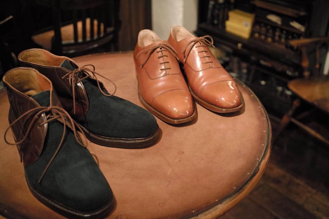 のインスタグラム：「Left : John Lobb London/Bespoke Right :Silvano Lattanzi /for Matsuya 実は左のジョンロブは元々全てコードバン製でしたが前部分を緑のスエードで覆うリメイクをしました。当店の極メニューのブリフトパッチです。バリバリのコードバンだったのが信じられないモデルチェンジです。 #johnlobb #bespoke #silvanolattanzi #brifth #briftpach #shoeshine #ブリフトパッチ」