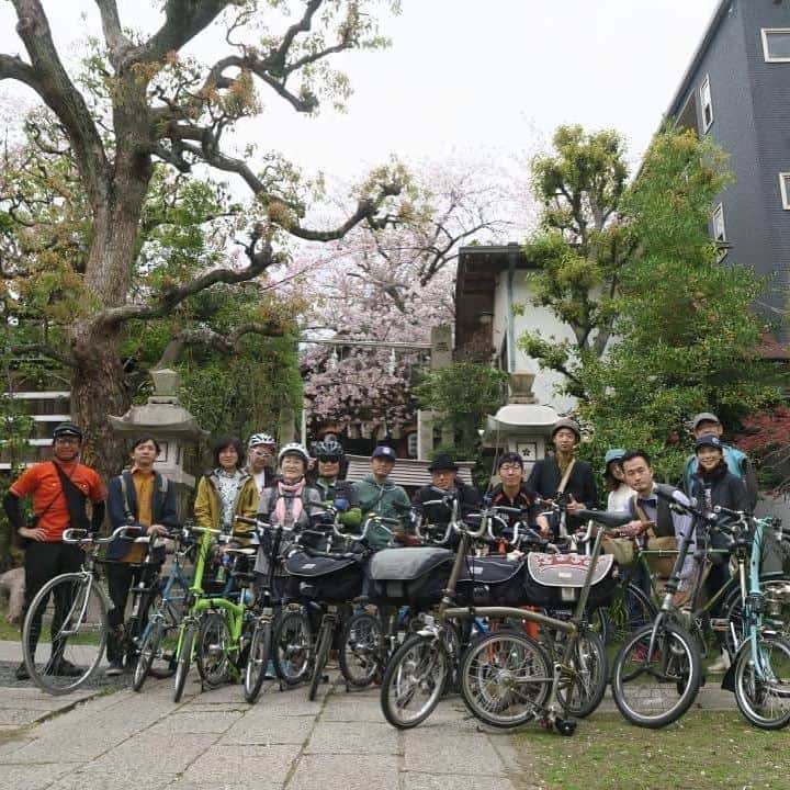 神戸学院大学さんのインスタグラム写真 - (神戸学院大学Instagram)「「KGUサイクリングサークル」が初の活動を行いました 今年2月に復活した任意団体「KGUサイクリングサークル」の代表、中田鉄也さん(法学部4年次生)と森川輝紀さん(同3年次生)が15日、サイクルマーケットIN神戸の「開港150年 神戸ポタ体験レポしよっ！」に参加。同窓会大阪府支部長の西島功さんらとともに、一宮神社から四宮神社まで自転車でゆったりとサイクリングしました。 ポタとは、自転車やバイクであちこちぶらつくことで、「のんびりする」とか「ぶらつく」という意味の造語です。午前9時に神戸市中央区の東遊園地に集合したあと、一宮から順に神社を巡ったそうです。 #神戸学院大学 #神戸学院 #法学部 #kgu #サイクリング #サークル #同窓会 #サイクリングサークル #自転車 #かっこいい自転車 #サイクルマーケットinkobe #神戸ポタ #のんびり#bicycle #bicyclephotos #bicycleclub #bicyclelife #bicycleride #bicycletour #laidback #hangaround」4月17日 11時06分 - kobegakuin_university_koho