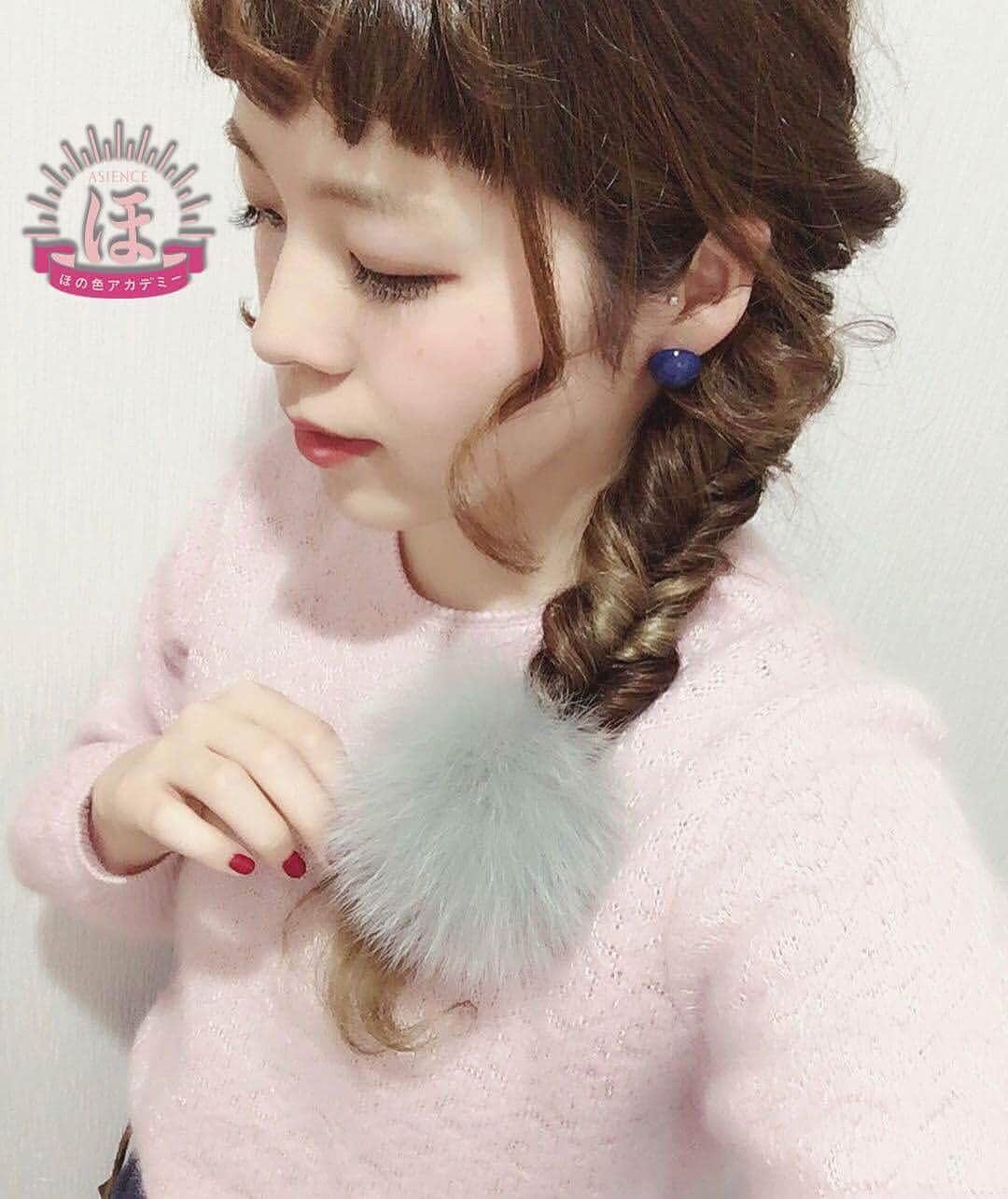 ほの色アカデミー のインスタグラム：「@mogg375 さんのほの色ヘアアレンジを紹介。 定着してきたくるりんぱも、色んなアレンジを加えることで、オリジナリティが出せるんやな。 サイドにまとめるアレンジは、いつもと雰囲気を変えるのにもってこいや。 * Repost from @mogg375 #ASIENCE #アジエンス #ほの色アカデミー #ほの色 #シャンプー #コンディショナー #ヘアケア #うる艶髪 #うる艶 #徳井 #徳井教授 #セルフヘアアレンジ #ヘアアレンジ #簡単ヘアアレンジ #くるりんぱ #くるりんぱアレンジ  #hair #hairarrange」