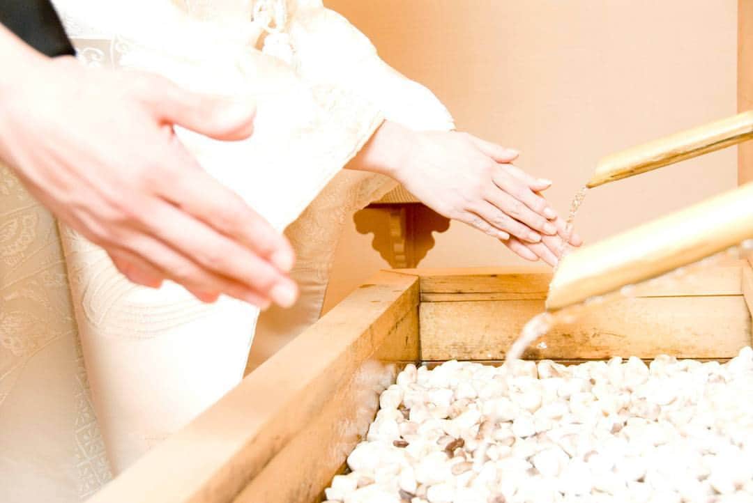 家族挙式はベストブライダルのインスタグラム：「☆家族挙式の神社婚☆4/30(日)まで ◇4月限定キャンペーン◇ http://jinjya.kazoku-wedding.jp/ 家族挙式の神社婚が4月末までにお申し込みの方限定の特別キャンペーンを実施！！ 次の3つの特典から1つをお選びいただけます。 〇和装のお色直し衣裳半額！ 〇家族集合写真1ポーズ無料！ 〇乾杯酒人数分無料！ キャンペーン対象：2017年9月末まで実施の「挙式＋会食プラン」または「挙式＋披露宴プラン」をお申し込みの方 まずはご気軽にご連絡ください(^o^)/ お電話でのお問い合わせは、03-5733-8652（関東エリア共通ダイヤル）までお願い致します！ ＜お問い合わせ＞ お電話　⇒⇒⇒　03-5733-8652 スマートフォン　⇒⇒⇒　http://kazoku-wedding.jp/sp/ ◇お問い合わせ・資料請求◇ https://reg34.smp.ne.jp/regist/is… ◇サロン予約◇ https://reg34.smp.ne.jp/regist/is… ◇空日確認・挙式予約◇ https://reg34.smp.ne.jp/regist/is… ◇各種ご案内◇ 神社婚プラン情報　⇒　http://jinjya.kazoku-wedding.jp/plan/ 相談サロンのご案内　⇒　http://jinjya.kazoku-wedding.jp/salon/ スタイルいろいろ家族挙式　神社挙式 #家族挙式#ベストブライダル#bestbridal#結婚式#挙式#和婚#会食#披露宴#無料試食#試食#式場#会場#会場見学#見学#相談#相談会#チャペル#chapel#ウェディング#wedding#ウェディングドレス#ドレス#dress#試着#フェア#サロン#ウエディングプランナー#わたしたちが家族と呼べる人と#神社婚」