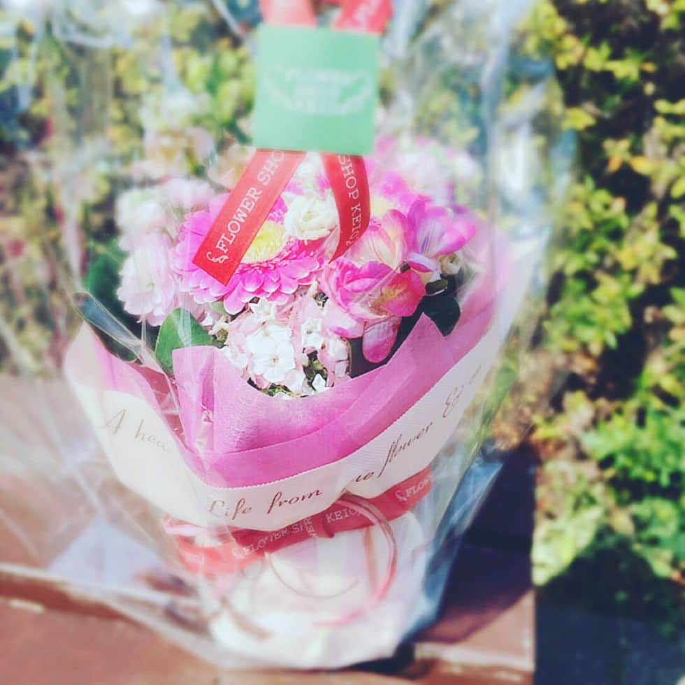 木根尚登さんのインスタグラム写真 - (木根尚登Instagram)「明日は母の86歳の誕生日。前日にランチでお祝い。この人がいなければ僕はいないので。長生きして下さい。来月は母の日なのでお花をプレゼントしました。#花を贈ろう #happybirthdayyourpoint」4月13日 15時50分 - kinenaoto