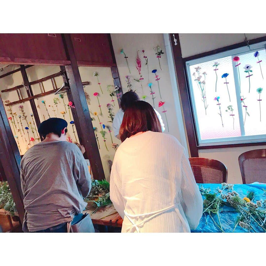 佐々木希さんのインスタグラム写真 - (佐々木希Instagram)「ありがとうみんな🌷 準備してる姿の写真にむねが熱くなる。。 私の友人が 集まり仲良くなってくれて幸せ🍀  #らぶ」4月13日 16時30分 - nozomisasaki_official