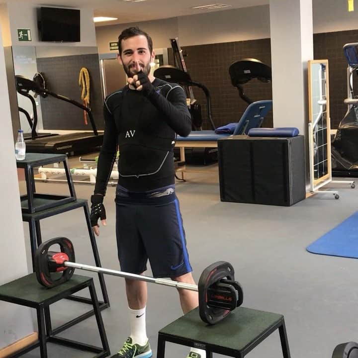 アレイクス・ビダルのインスタグラム：「Un día más es un día menos! Seguimos trabajando duro. 🏋️💪 AV22」