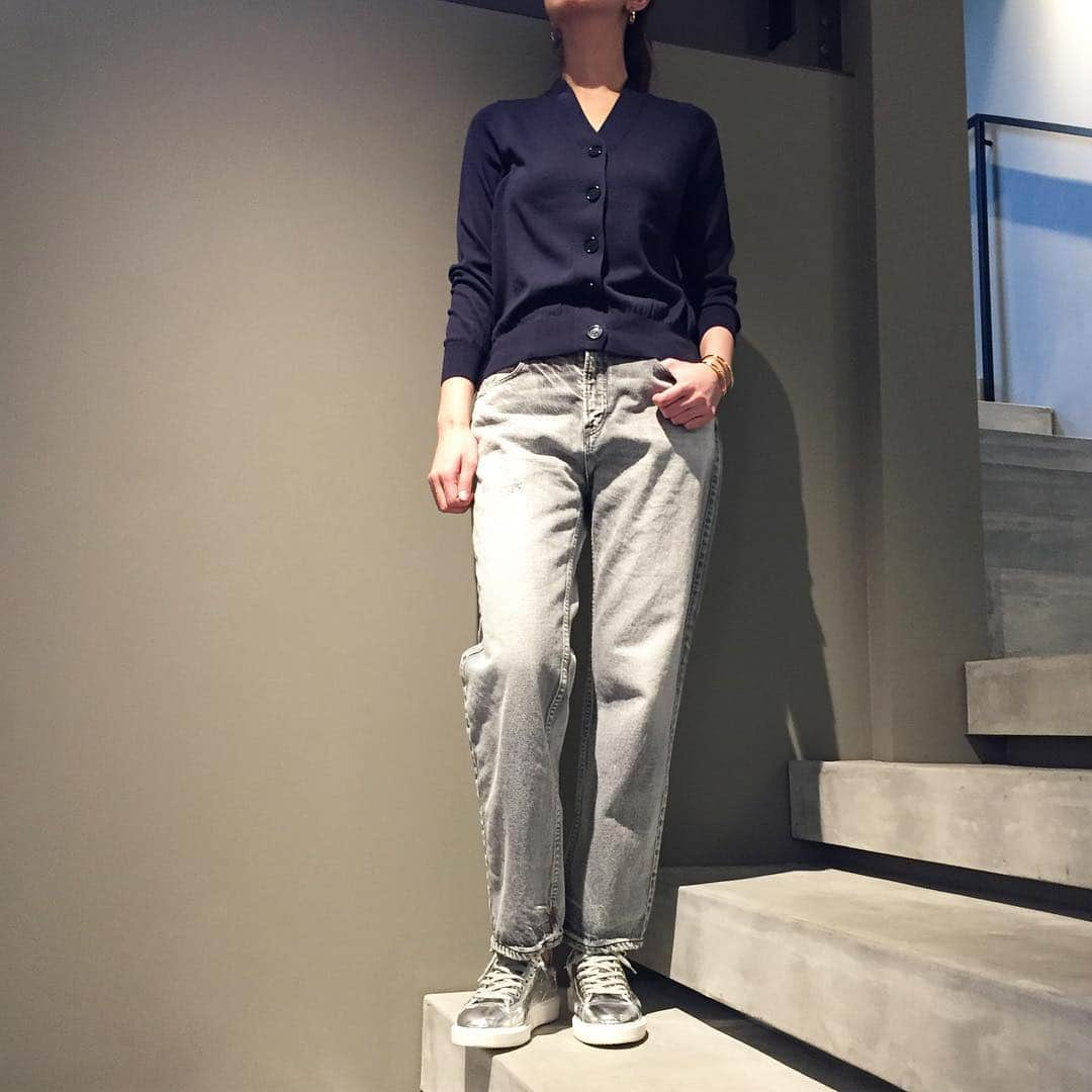 haunt Daikanyamaさんのインスタグラム写真 - (haunt DaikanyamaInstagram)「今シーズントレンドのグレーデニム👖 HAUNT別注の新モデル入荷 ハイライズの緩やかなテーパードシルエット upper hights ”THE ROOT” 825108-SLV col:SILVER ¥23,000＋tax . Cardigan:HAUNT ¥25,000＋tax . Shoes:Maison Mrgiela ¥112,000＋tax . #hauntstyling #newarrivals#newseason#新作入荷#新作 #upperhights#アッパーハイツ#denim#デニム#デニムコーデ#haunt_daikanyama#ハウント#cardigan#カーディガン#maisonmargiela#メゾンマルジェラ#shoes #love#fashion#lovefashion#ootd#outfit#tokyo#daikanyama」4月13日 19時29分 - haunt_daikanyama