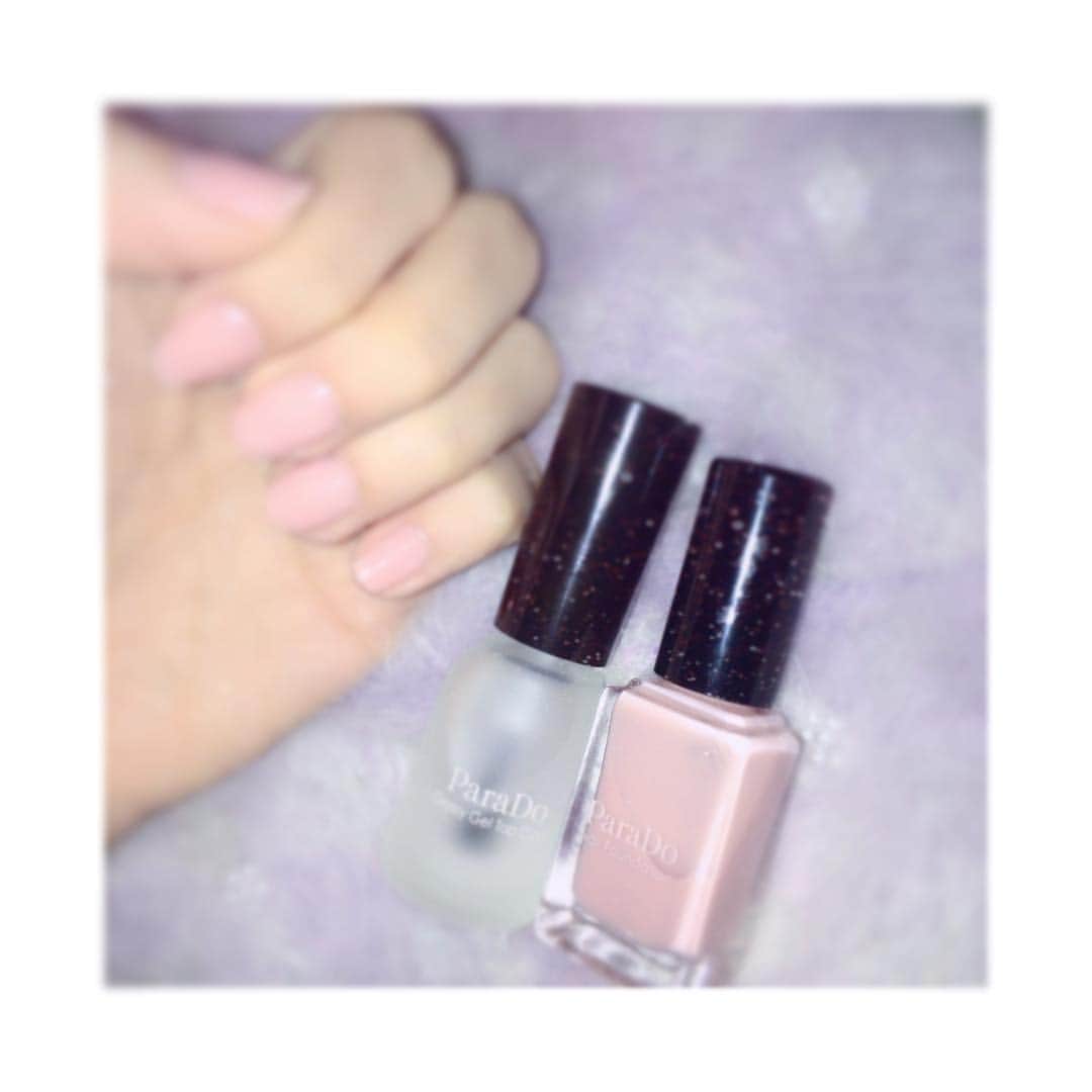 佐伯かなのインスタグラム：「爪が薄くなってきたから少しジェルネイルおやすみ～～～💅 噂の桜色 #ネイルファンデーション がシンプルでよい感じ🌸 ･ ･ ･ #ネイル #nails #ポリッシュ #parado #桜色 #ベージュオークル #二度塗り #すっぴん風 #速乾 #トップコート #コンビニ限定 #CANDYGOGO  #idol #instagood #selfie #japanesegirl #ff #me #followme」