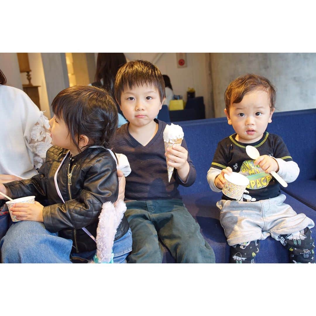 喜田彩子さんのインスタグラム写真 - (喜田彩子Instagram)「* * @sakiii0 @mayucoo2010 @kaorukowano と自由が丘LUNCH♡♡ *  NYが本店のオーガニック食材に拘ったバーガー屋さん『BAREBURGER』に🍔🍟 まゆちんのお誕生日もサプライズでっ🎉✨ * 少し遅れちゃったけど、お誕生日おめでとう🎂💕 子供も大人もテラスで気持ちいいお天気の中ジューシーなバーガー食べてワイワイ楽しかったなぁ♡ ＿＿＿＿＿＿＿＿＿＿＿＿＿＿＿＿＿＿＿＿＿ #息子とりっくん #人見知りコンビ #最後の最後に打ち解ける #子どもあるある  #母性の強いななちゃん #息子の事をなぜかおねーちゃんと呼ぶ #BAREBURGER#NY発 #ハンバーガー #オーガニック #自由が丘#jiyugaoka#東京#tokyo * *」4月14日 8時03分 - ayacokida